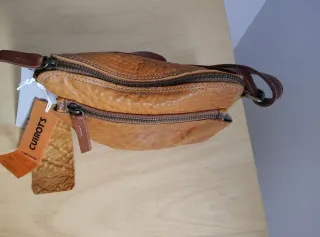 Bolso Cuirots Piel  ,mostaza.23X18X4medidas
