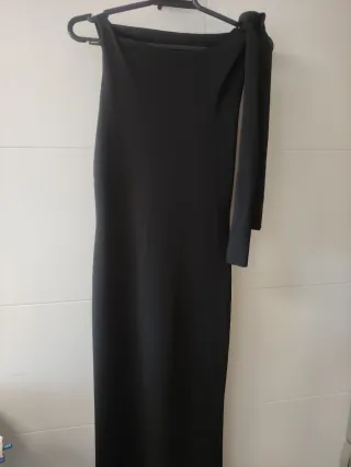 Vestido negro elegante con lazada