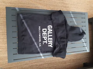 Sudadera negra básica con capucha
