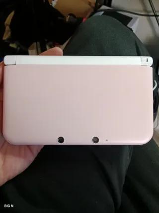 Nintendo 3DS XL bianco e rosa con caricatore e pennino