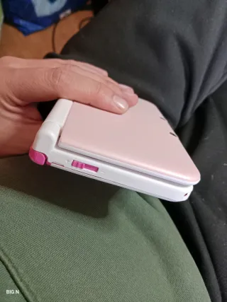 Nintendo 3DS XL bianco e rosa con caricatore e pennino