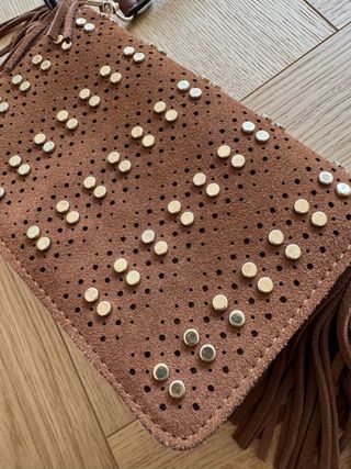 Bolso bandolera ante con flecos y tachuelas