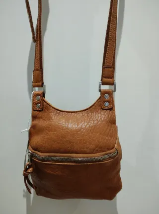Bolso de piel marrón con etiquetas.23X21X2
