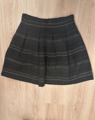 Falda corta plisada mujer
