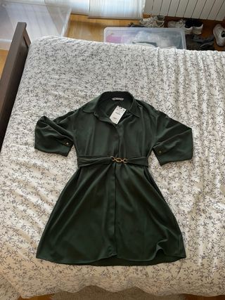 Vestido verde Zara con cinturón