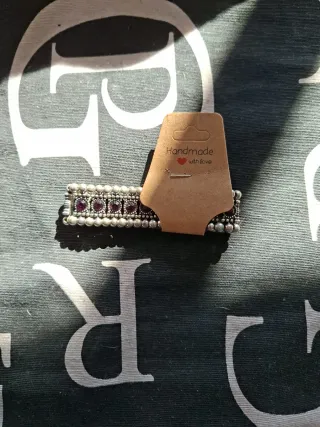 Pulsera artesanal con piedras moradas