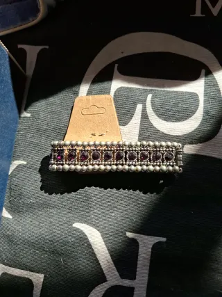 Pulsera artesanal con piedras moradas