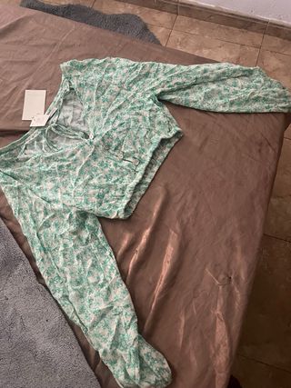 Blusa floral verde y blanca