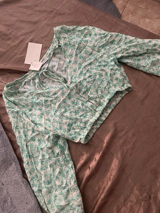 Blusa floral verde y blanca
