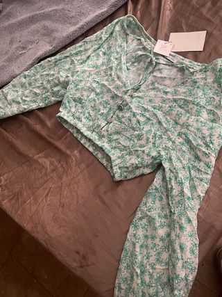 Blusa floral verde y blanca