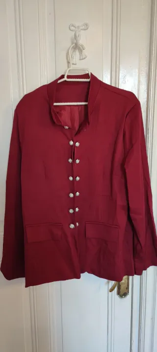 Chaqueta granate botones joya