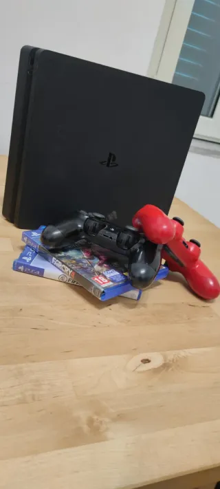 PlayStation 4 con 2 joystick 2 giochi