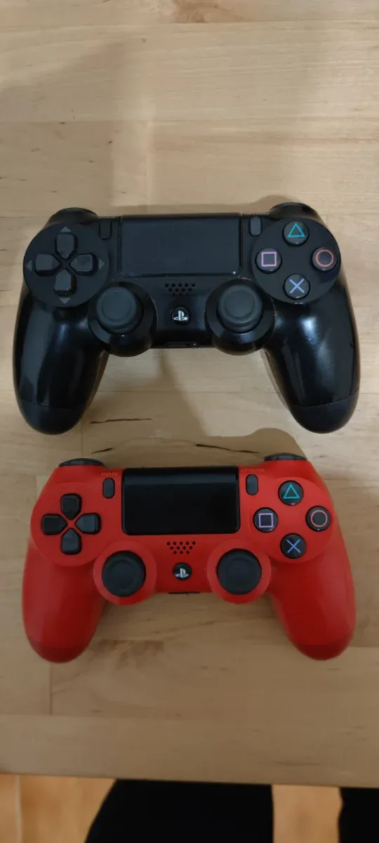 PlayStation 4 con 2 joystick 2 giochi
