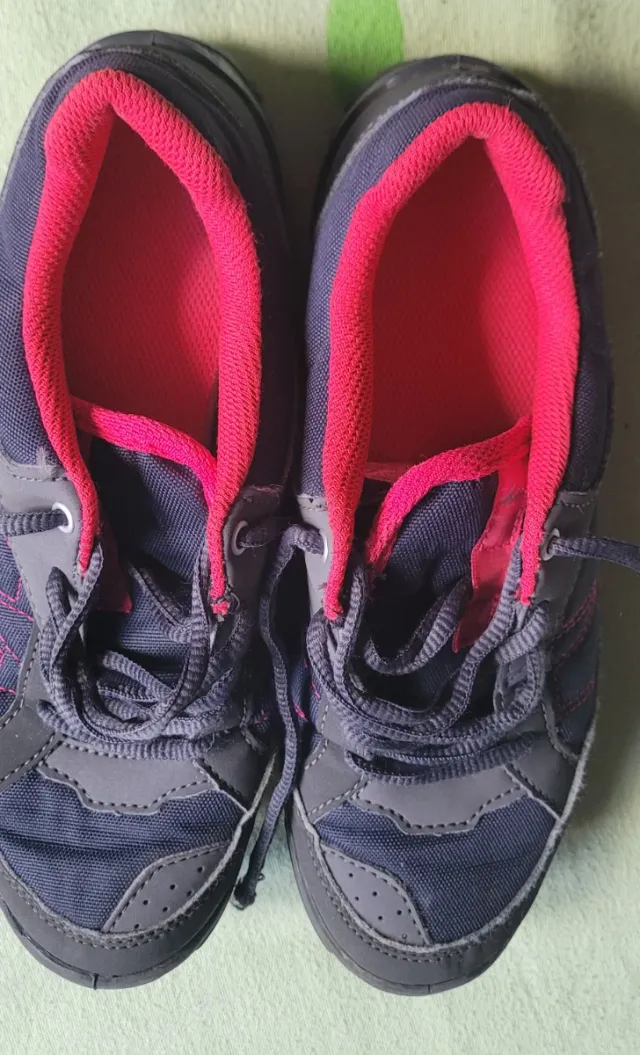 Zapatillas deportivas azules y rosas