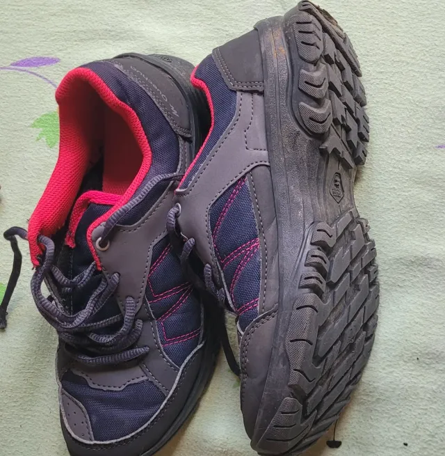 Zapatillas deportivas azules y rosas