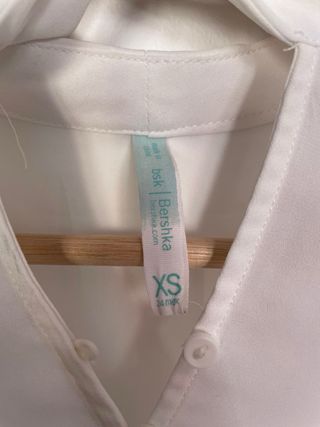Blusa blanca semitransparente con lazo en cuello