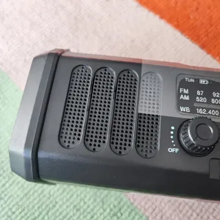 Radio de emergencia con panel solar y brújula