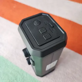 Radio de emergencia con panel solar y brújula