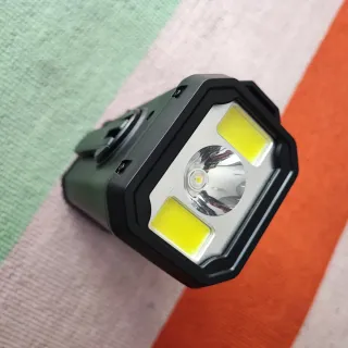 Radio de emergencia con panel solar y brújula