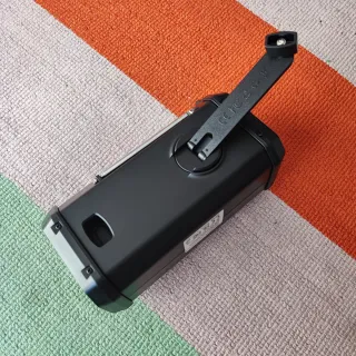 Radio de emergencia con panel solar y brújula