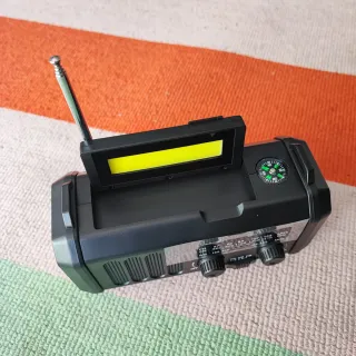 Radio de emergencia con panel solar y brújula