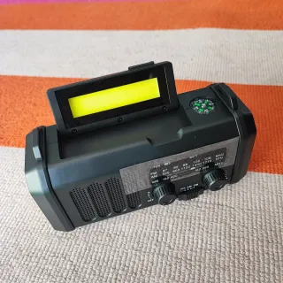 Radio de emergencia con panel solar y brújula