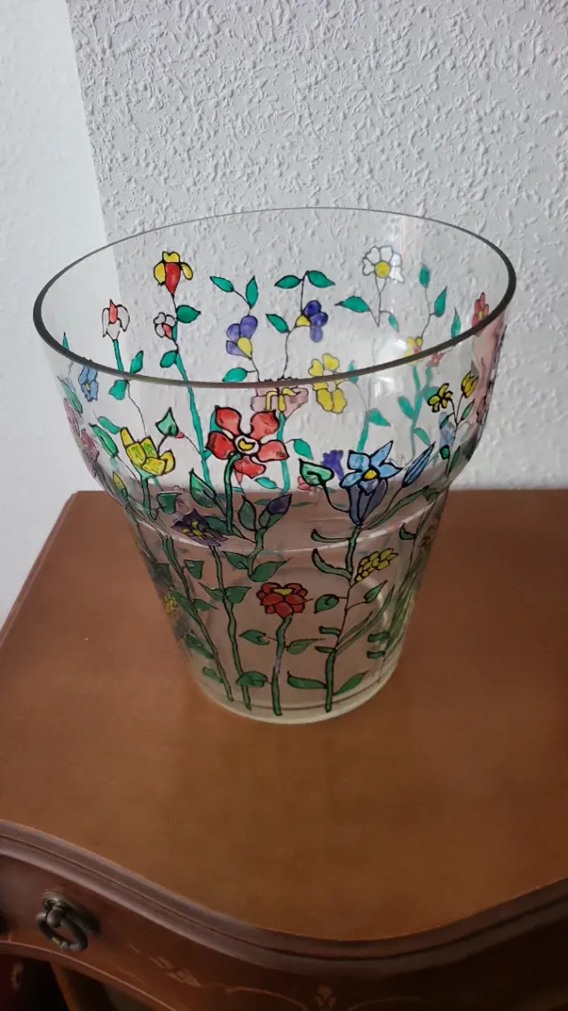 Jarrón de cristal con flores pintadas