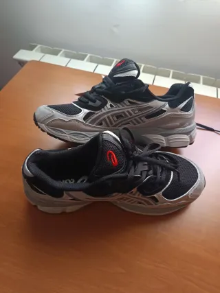 Zapatillas Asics Negras y Grises