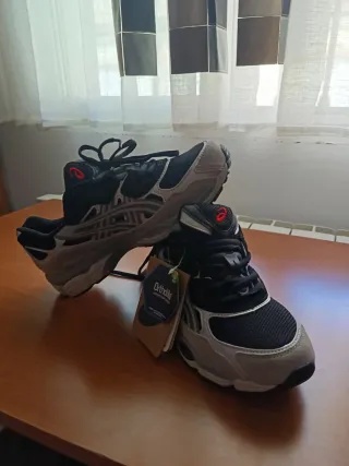 Zapatillas Asics Negras y Grises