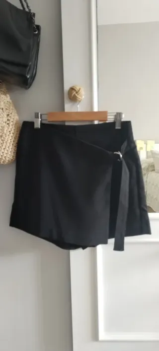Falda pantalón negra con cinturón
