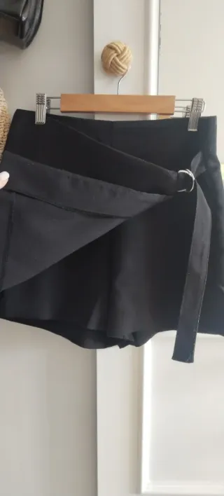Falda pantalón negra con cinturón
