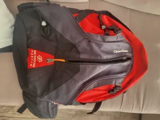 Mochila Quechua gris y roja 25