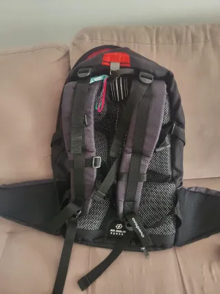 Mochila Quechua gris y roja 25