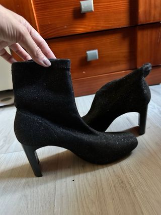 Botines negros brillantes tacón