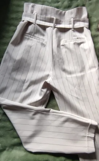 Pantalón de rayas blanco y negro