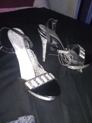 Tacones de fiesta plateados y negros
