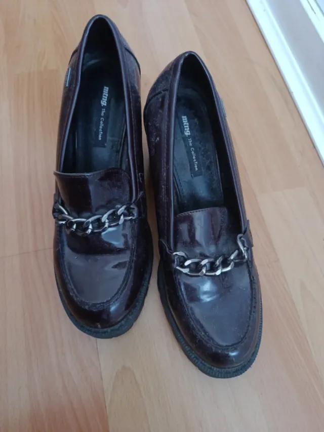 Zapatos MTNG burdeos con cadena