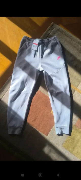 Pantalón Nike Tech Fleece Gris/Rosa