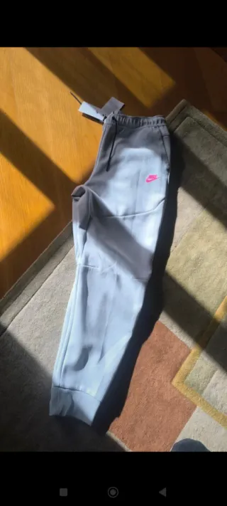 Pantalón Nike Tech Fleece Gris/Rosa