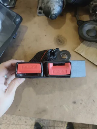 Enganche trasero izquierdo Renault Clio III