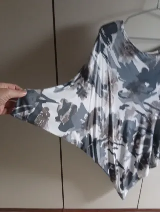 Blusa asimmetrica maniche 3/4 fantasia
