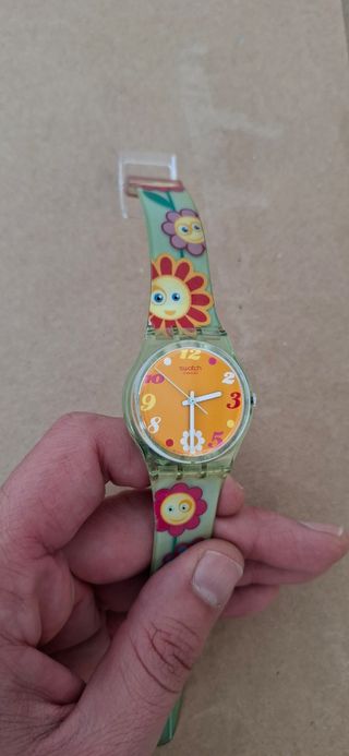 Orologio da bambino Swatch con fiori d'arancio