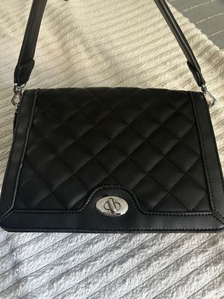 Bolso negro acolchado