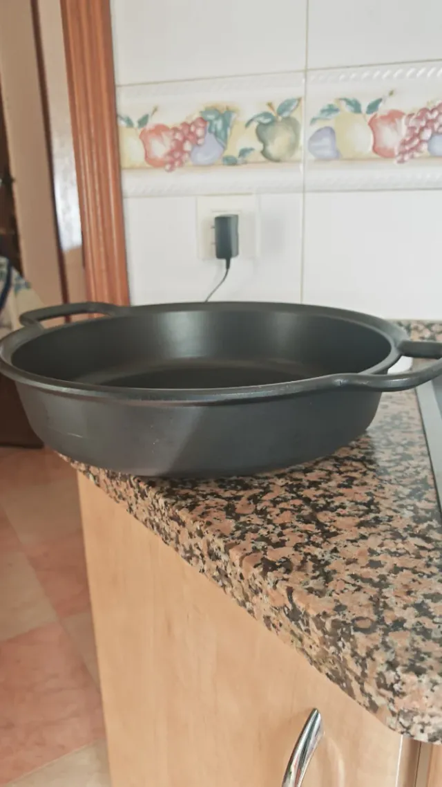 Paellera grande negra