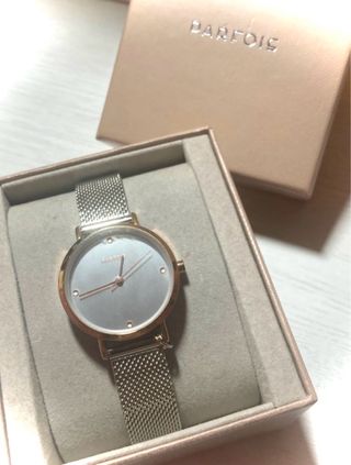 Reloj con etiqueta PRAFOIS dorado y plateado