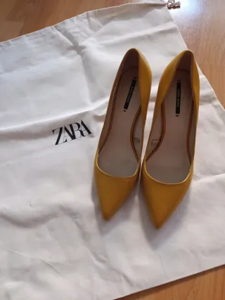 Zapatos de tacón Zara amarillos