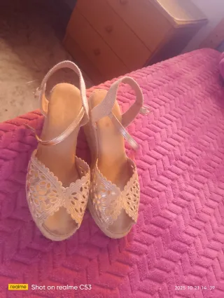 Sandalias doradas cuña esparto