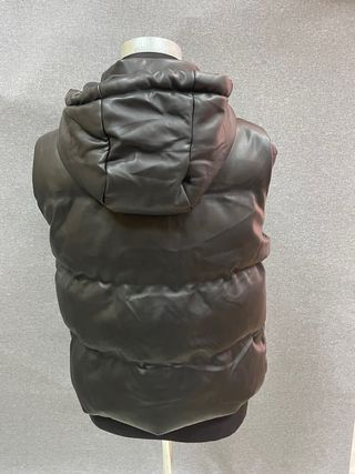 Chaleco acolchado polipiel con capucha