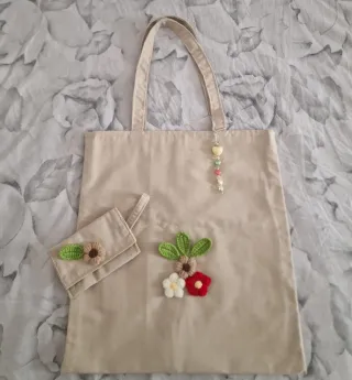 Bolso artesanal de tela beige con flores