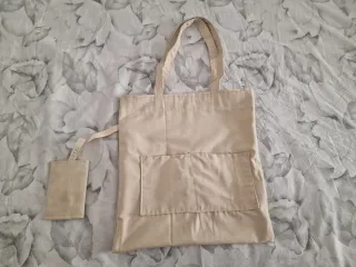 Bolso artesanal de tela beige con flores